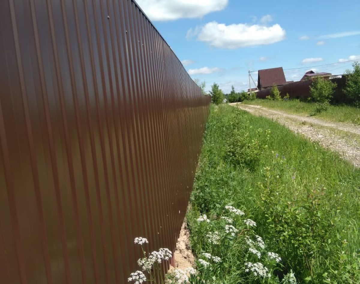 Забор металлический коричневый