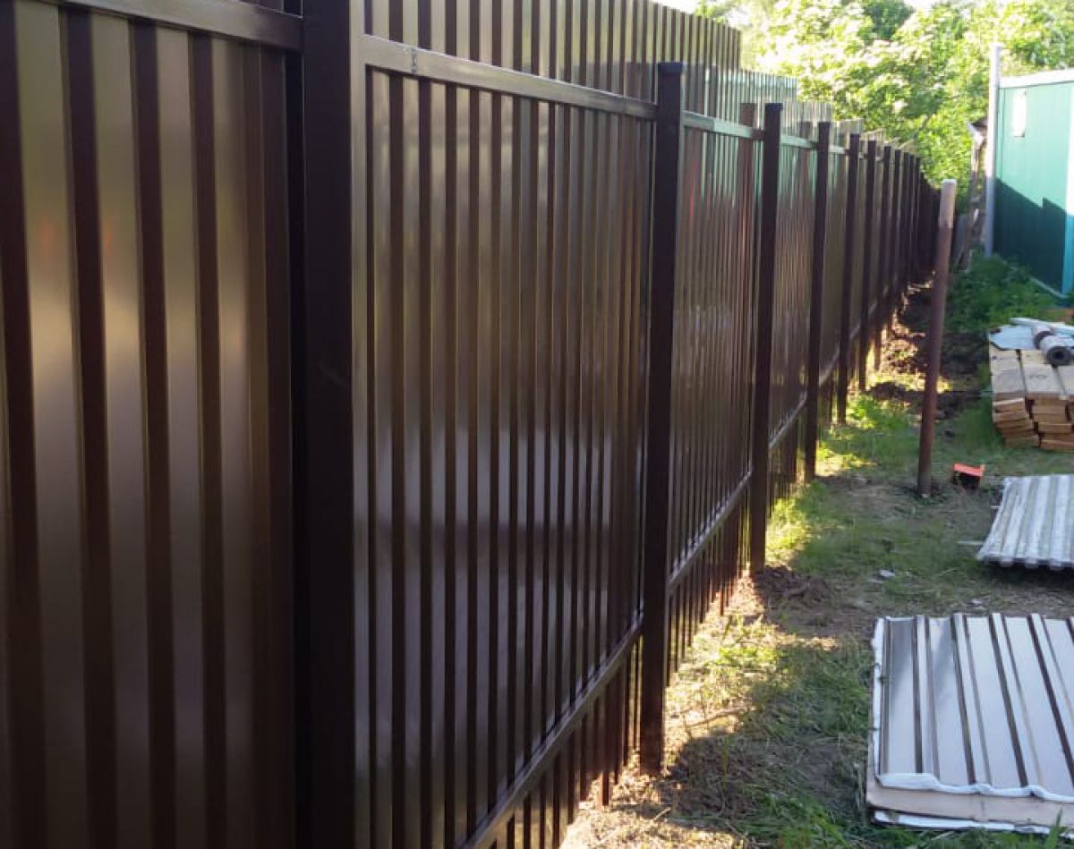 Забор из профлиста коричневый