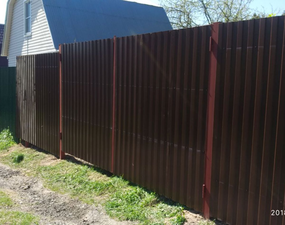 Забор металлический коричневый