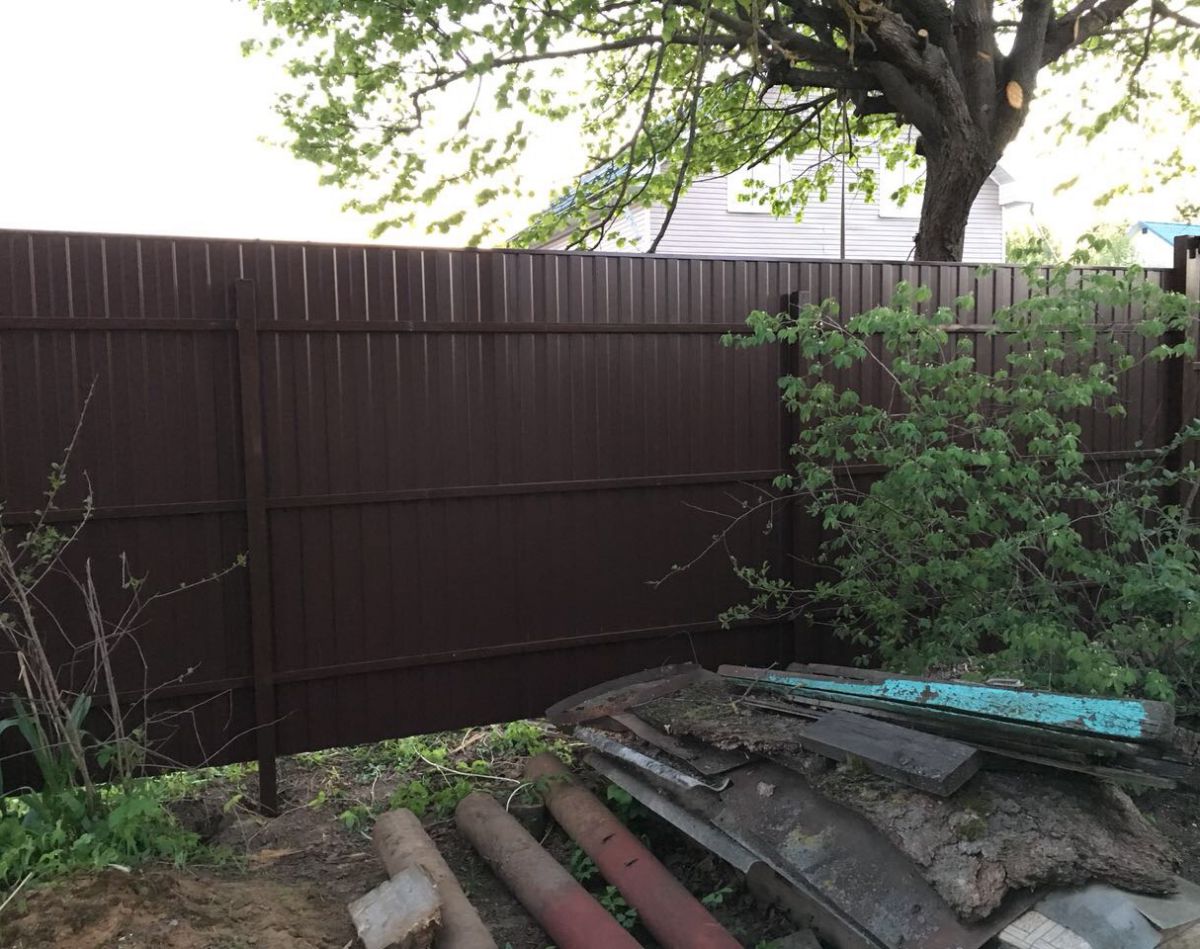 Забор из металла коричневый