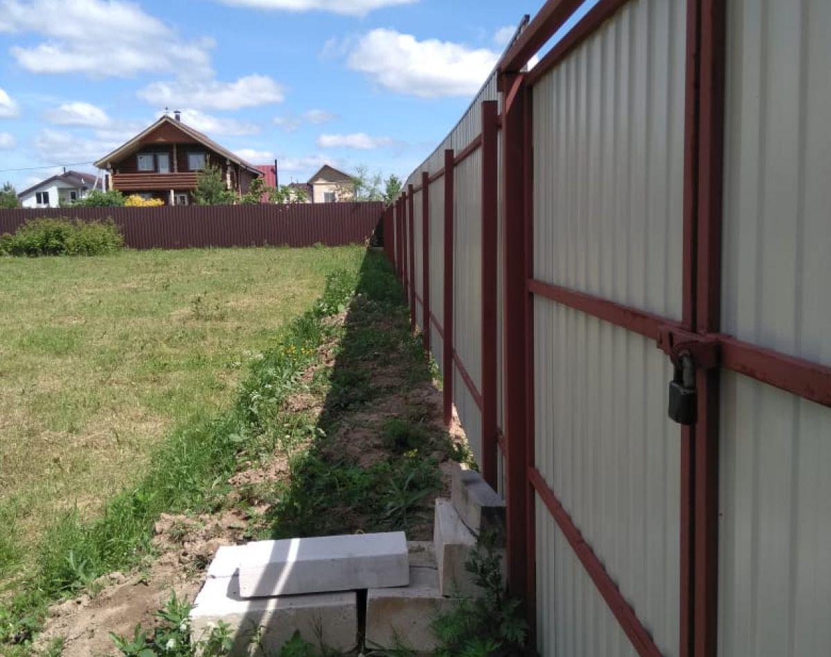 Забор из профнастила коричневый