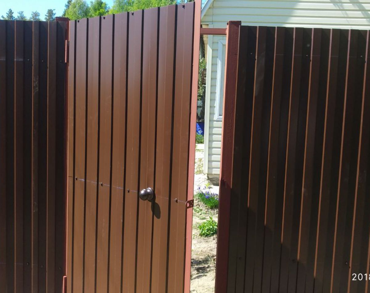 Забор из металла коричневый